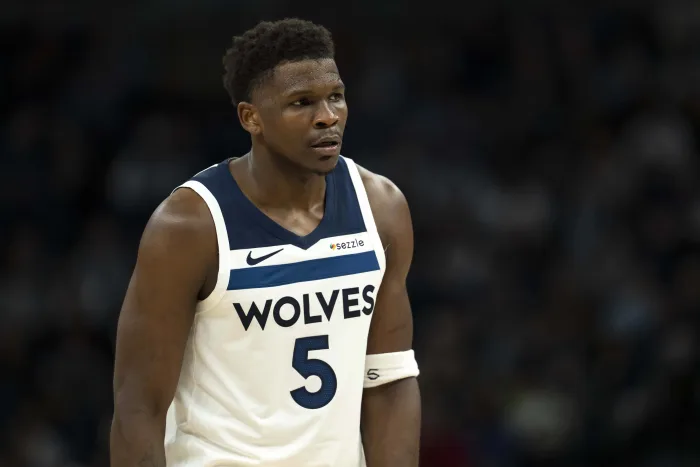 扬尼斯·安特托昆博解释在家中被嘘后做出的双重竖中拇指手势